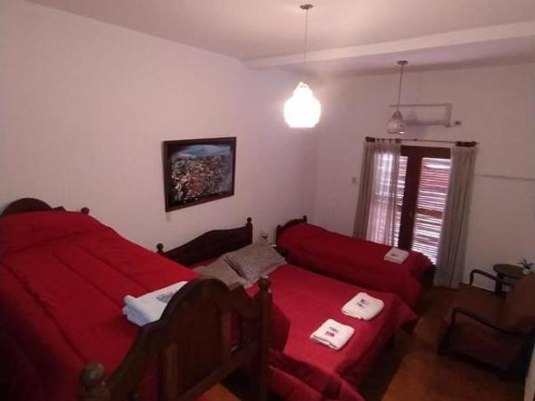 HOSTAL TILIAN : photo 1 de la chambre chambre familiale avec salle de bains privative