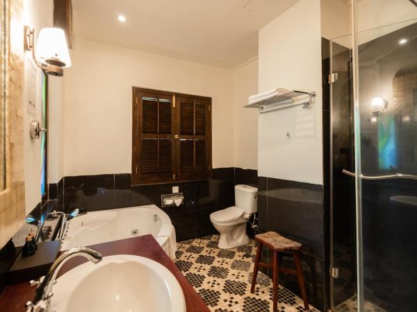 Hotel Penaga : photo 8 de la chambre chambre lit queen-size hutton deluxe avec jacuzzi