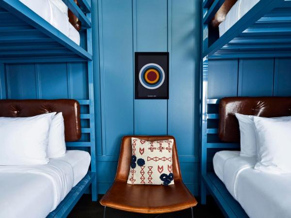 Waymore's Guest House and Casual Club : photo 9 de la chambre two twin bunk beds room