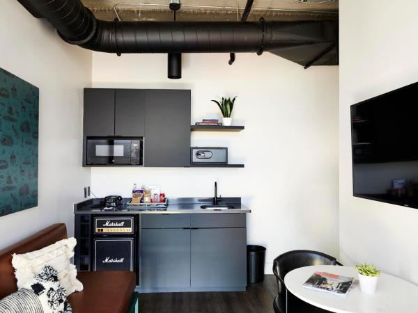 Waymore's Hotel : photo 1 de la chambre king bed junior suite with kitchenette