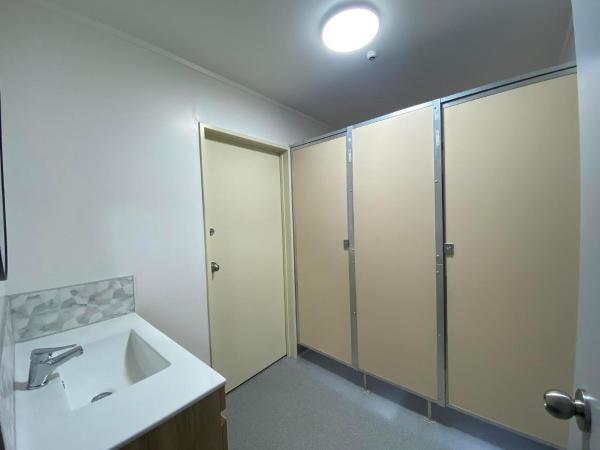 Airport Westney Lodge : photo 1 de la chambre chambre double standard avec salle de bains commune