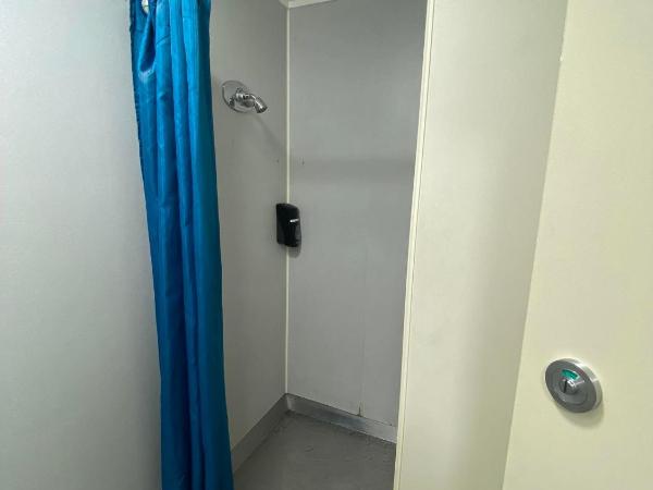 Airport Westney Lodge : photo 2 de la chambre chambre double standard avec salle de bains commune