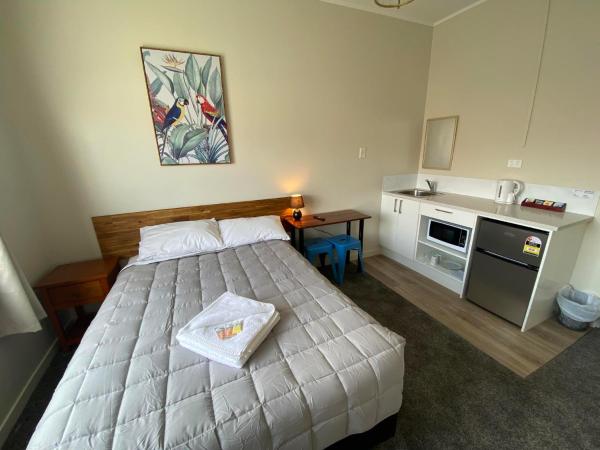 Airport Westney Lodge : photo 7 de la chambre chambre double standard avec salle de bains commune