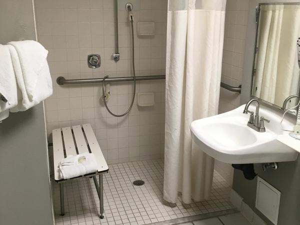 Quality Inn & Suites Winter Park Village Area : photo 6 de la chambre chambre lit king-size pour personnes à mobilité réduite avec douche accessible en fauteuil roulant - non-fumeurs