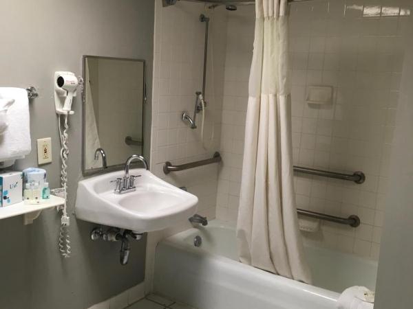 Quality Inn & Suites Winter Park Village Area : photo 8 de la chambre king room with hand rails-bathroom - accessible/non-smoking