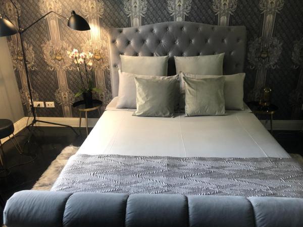 LIPPI 42 Guest House Villa with private garden : photo 3 de la chambre chambre double - vue sur jardin