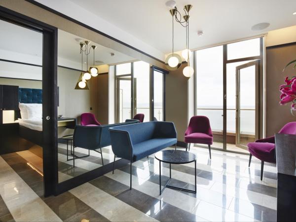 Vox Hotel : photo 1 de la chambre suite avec balcon et vue sur le lac