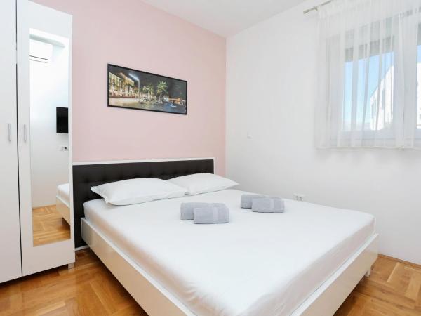 Apartments and rooms with parking space Split - 11623 : photo 1 de la chambre chambre quadruple