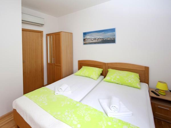 Apartments and rooms with parking space Split - 11623 : photo 1 de la chambre chambre quadruple