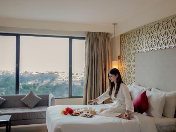 Ramada by Wyndham Jaipur North : photo 3 de la chambre 2 queen beds, club room city view, non-smoking