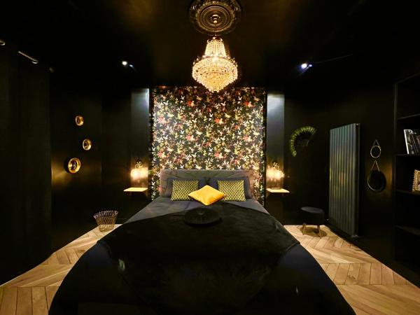 Love Room Secrète Les Petits Plaisirs : photo 1 de la chambre chambre lit queen-size avec baignoire spa