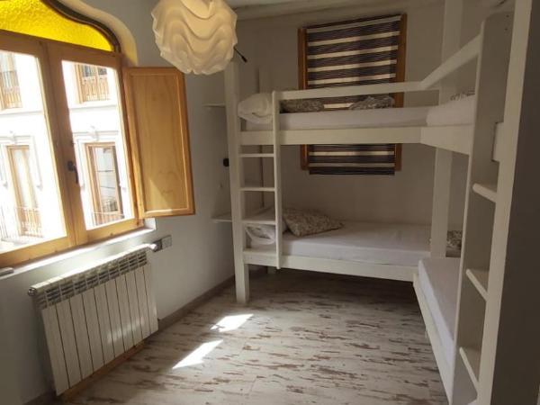 Amaka House : photo 9 de la chambre chambre quadruple avec salle de bains privative