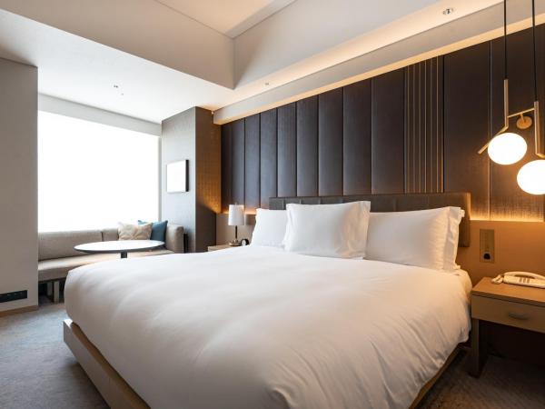 The Strings by InterContinental, Tokyo, an IHG Hotel : photo 1 de la chambre chambre lit king-size club et baignoire avec vue - accès au salon