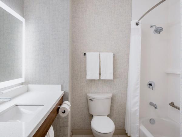 Holiday Inn Express & Suites Kelowna - East, an IHG Hotel : photo 5 de la chambre chambre standard avec 2 lits queen-size