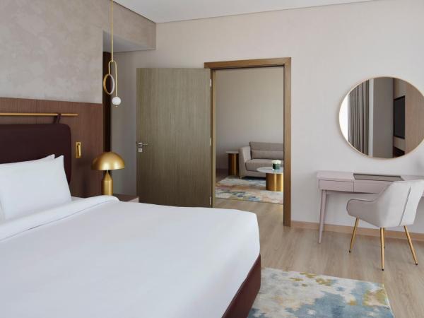 Movenpick Jumeirah Village Triangle : photo 6 de la chambre suite lit king-size supérieure - vue sur ville