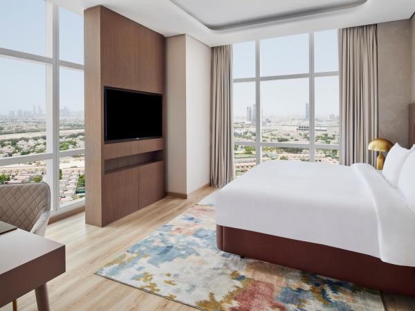 Movenpick Jumeirah Village Triangle : photo 1 de la chambre suite lit king-size deluxe - vue panoramique sur ville