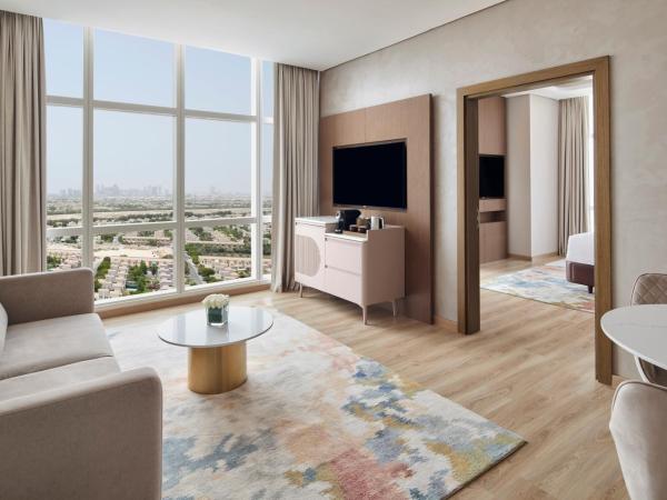 Movenpick Jumeirah Village Triangle : photo 2 de la chambre suite lit king-size deluxe - vue panoramique sur ville