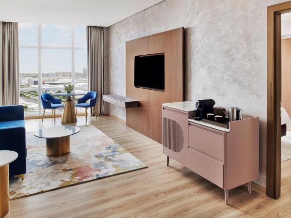 Movenpick Jumeirah Village Triangle : photo 3 de la chambre suite lit king-size premium - vue sur ville