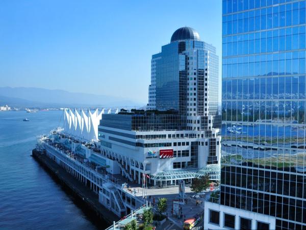 Fairmont Pacific Rim : photo 6 de la chambre chambre lit king-size de luxe - vue partielle sur port