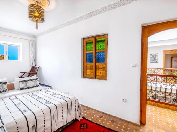 Riad Kafila : photo 2 de la chambre chambre double avec canapé et fenêtre sur mer n°4