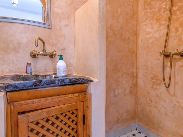 Riad Kafila : photo 5 de la chambre chambre double - fenêtre sur mer n°5