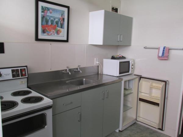 Kuirau Park Motor Lodge : photo 6 de la chambre chambre lit queen-size avec bain à remous