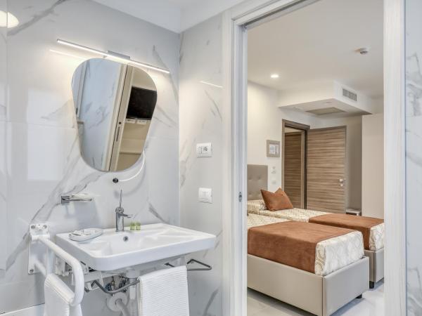 Vomero High Hotel : photo 6 de la chambre chambre lits jumeaux pour personnes à mobilité réduite