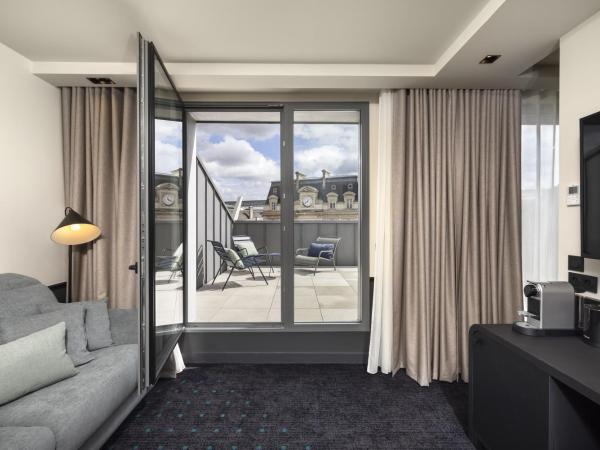 Mercure Bordeaux Centre Gare Atlantic : photo 2 de la chambre suite junior privilège lit king-size avec terrasse et canapé-lit