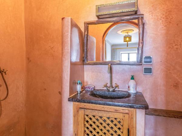 Riad Kafila : photo 7 de la chambre chambre double avec canapé et fenêtre sur mer n°4