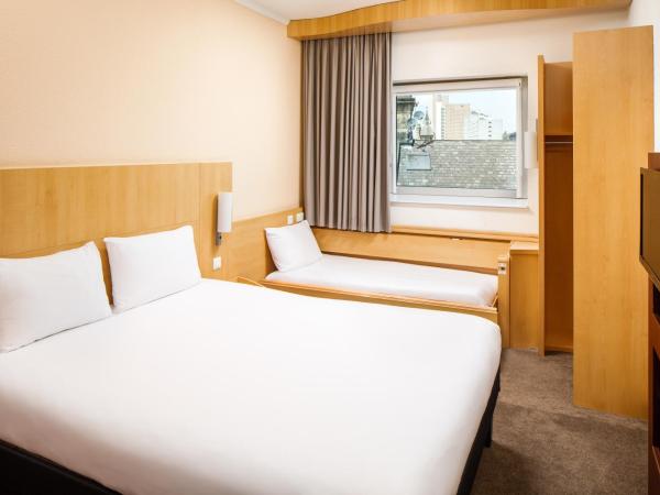 ibis Nottingham Centre : photo 9 de la chambre chambre familiale avec 1 lit double et 1 lit enfant