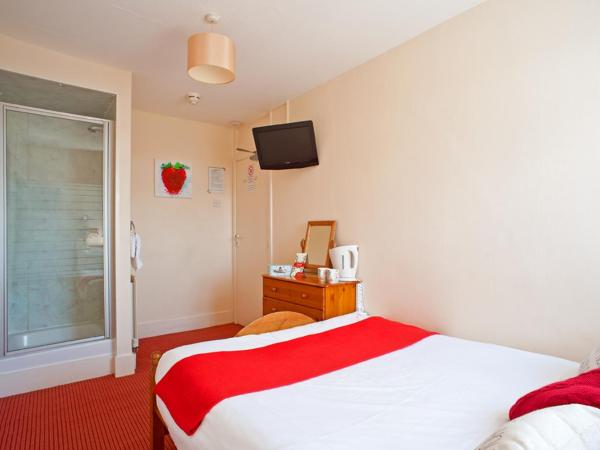 Strawberry Fields : photo 2 de la chambre petite chambre double avec douche et toilettes communes