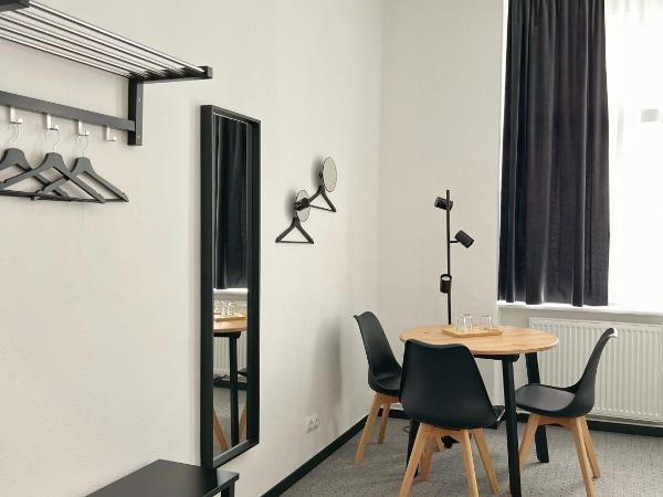 Hotel AVAlex : photo 4 de la chambre chambre triple avec salle de bains commune