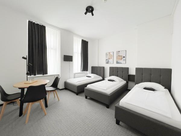 Hotel AVAlex : photo 3 de la chambre chambre triple avec salle de bains commune