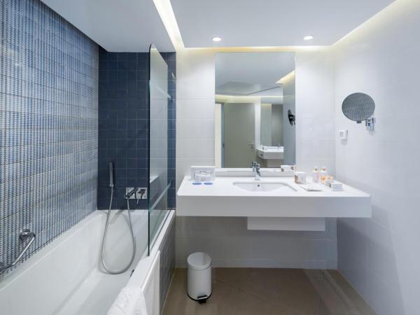 Royal Azur Thalassa : photo 3 de la chambre suite deluxe avec lit king-size