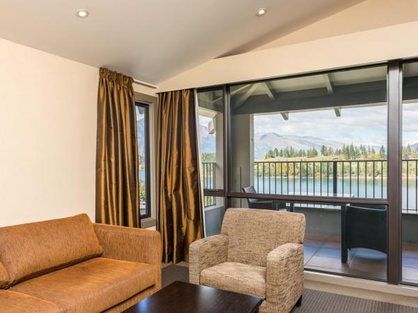 Copthorne Hotel & Resort Lakefront Queenstown : photo 1 de la chambre suite junior avec balcon - vue sur lac