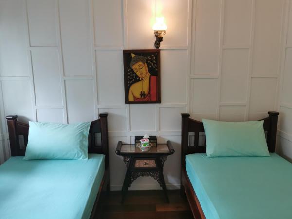 TAVEE Guesthouse : photo 2 de la chambre chambre lits jumeaux avec climatisation et salle de bains commune