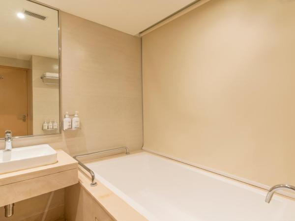 Holiday Inn Agra MG Road an IHG Hotel : photo 4 de la chambre 1 king bed suite with 15% discount on food, beverages, laundry and ironing, happy hour at lobby bar including buy 1 get 1 drink on selected brands and roundtrip airport transfers