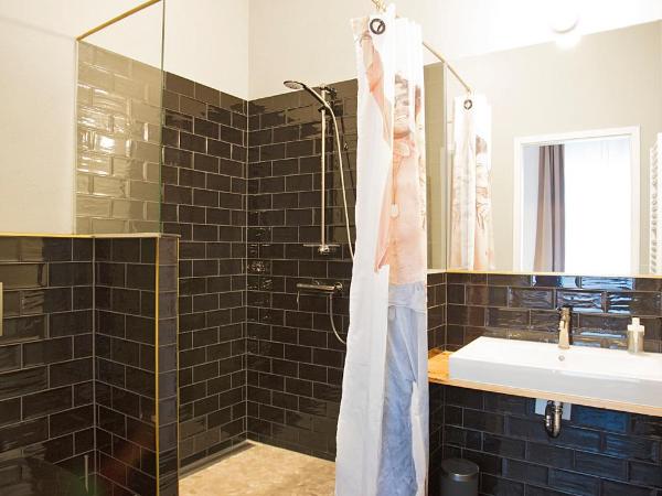 Schillinger-Berlin - dance, sleep, repeat! : photo 6 de la chambre chambre double ou lits jumeaux avec salle de bains