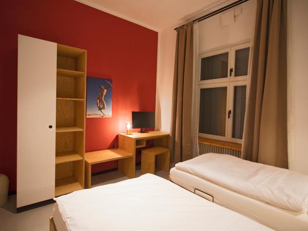 Schillinger-Berlin - dance, sleep, repeat! : photo 4 de la chambre chambre double ou lits jumeaux avec salle de bains