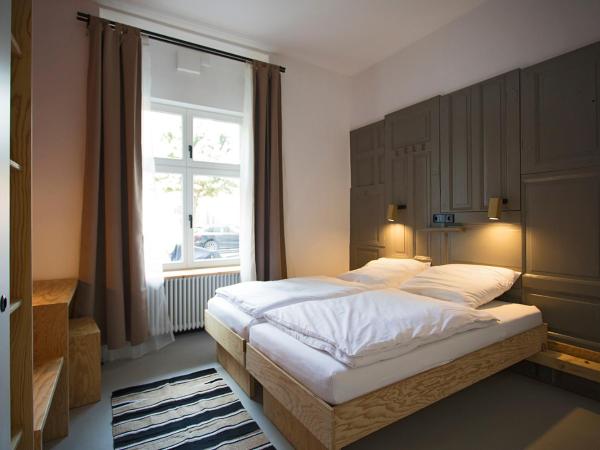Schillinger-Berlin - dance, sleep, repeat! : photo 2 de la chambre chambre double ou lits jumeaux avec salle de bains