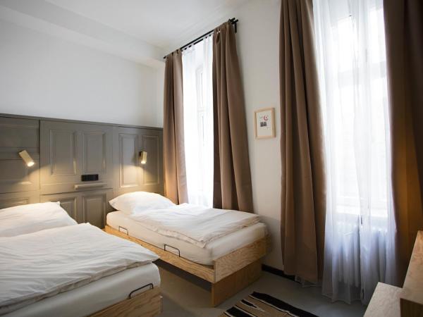 Schillinger-Berlin - dance, sleep, repeat! : photo 1 de la chambre chambre double ou lits jumeaux avec salle de bains