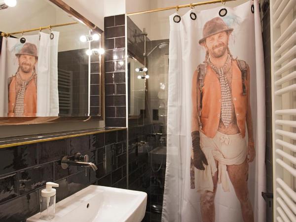 Schillinger-Berlin - dance, sleep, repeat! : photo 3 de la chambre chambre double ou lits jumeaux avec salle de bains