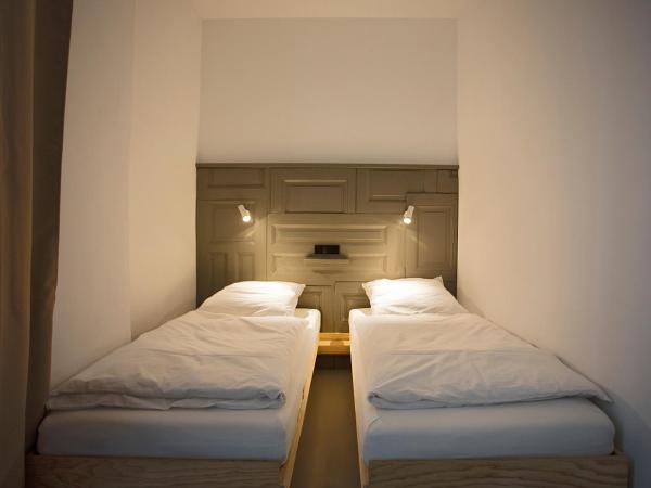 Schillinger-Berlin - dance, sleep, repeat! : photo 1 de la chambre chambre double ou lits jumeaux avec salle de bains