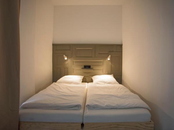 Schillinger-Berlin - dance, sleep, repeat! : photo 2 de la chambre chambre double ou lits jumeaux avec salle de bains
