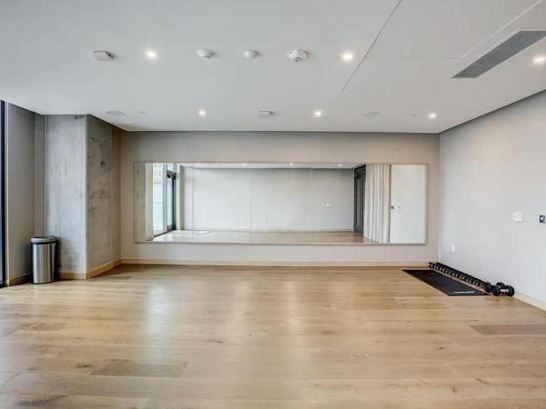 Upscale Rainey St Condo Homes - Peloton, gym, rooftop pool, wifi included : photo 10 de la chambre appartement avec terrasse