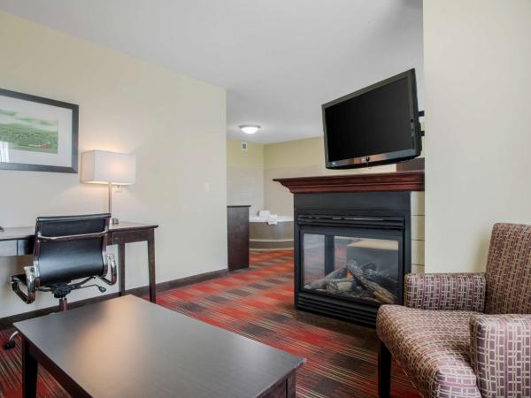 Best Western Plus Red Deer Inn & Suite : photo 3 de la chambre suite lit king-size avec baignoire spa et cheminée