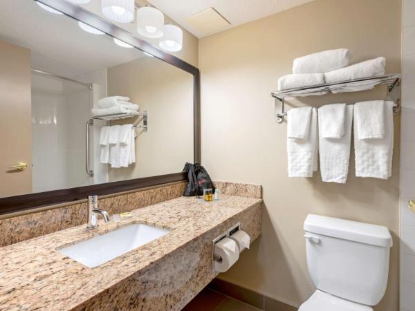 Best Western Plus Red Deer Inn & Suite : photo 3 de la chambre two-bedroom suite with one king beds, two single beds and sofa bed