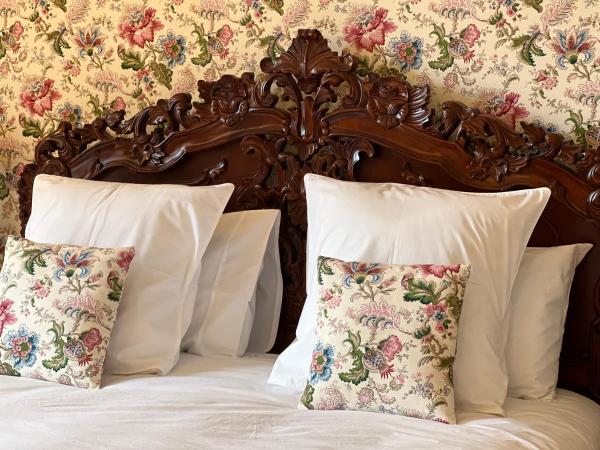 24H LE MANS Château de Lauresse chambres d'hôtes Luxe : photo 1 de la chambre chambre double familiale