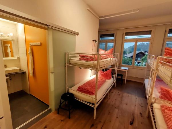Adventure Hostel Interlaken : photo 6 de la chambre chambre familiale avec salle de bains