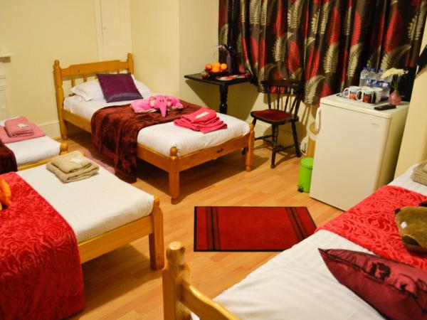 City London Hotel : photo 2 de la chambre chambre quadruple avec salle de bains privative